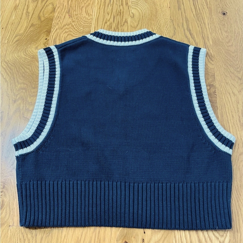 ARITZIA TNA Marcy Cropped Sweater Vest Womens XXS Navy White Sleeveless V-neck - Picture 2 of 5